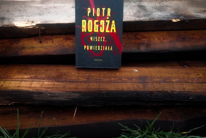 Szokujący debiut | Piotr Rogoża „Niszcz, powiedziała”